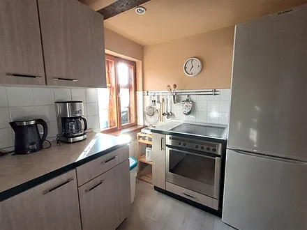Küche mit großem Kühlschrank und Tiefkühlschrank