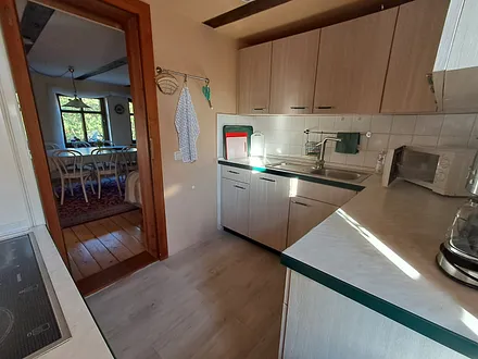 Blick von der Küche ins Wohnzimmer