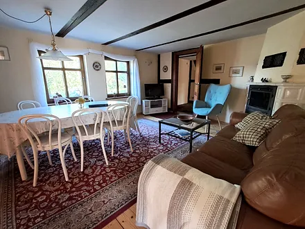 Wohnzimmer mit gemütlichem Sofa