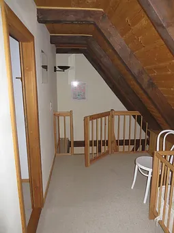 Flur im Obergeschoss mit Treppenschutzgitter zur Wendeltreppe