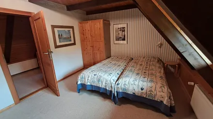 Schlafzimmer mit zwei Einzelbetten nebeneinander