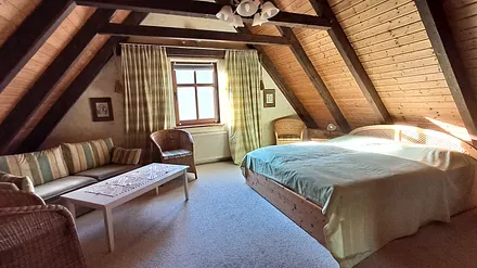 Blick ins Schlafzimmer unterm Dachgiebel