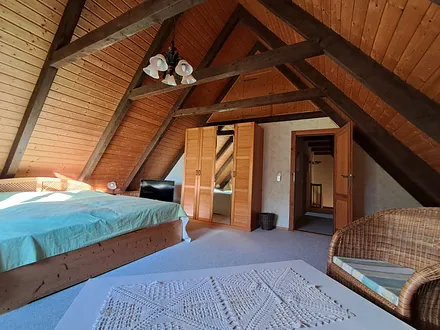 gemütliches Doppelbett mit TV