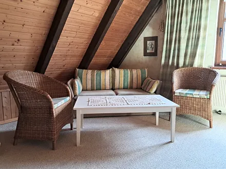 gemütlicht Sofaecke im Schlafzimmer unterm Reetdach