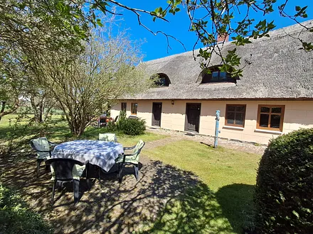 Terrasse und Eingang zur Wohnung