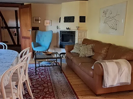 gemütliches Sofa am Kamin