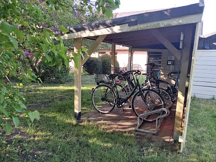 Fahrradunterstand im Garten
