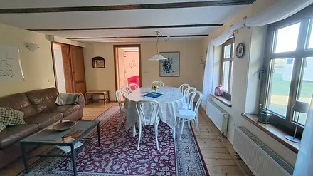 Wohnzimmer mit Blick in den Garten