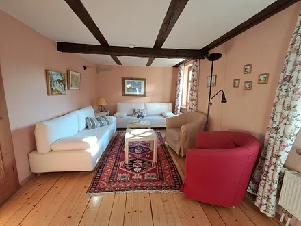 gemütliches Wohnzimmer mit viel Platz zum Entspannen