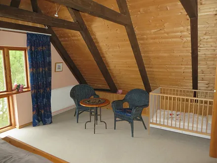 Schlafzimmer mit Kinderbett
