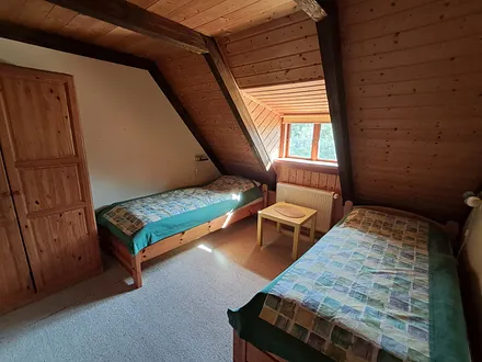 Schlafzimmer zwei Personen getrennte Betten im Obergeschoss