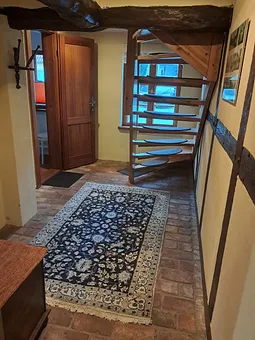 Wendeltreppe zu den Schlafzimmern im Obergeschoss