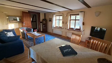 Blick von der Küche ins Wohnzimmer