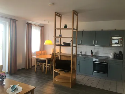 Küchenzeile mit Spülmaschine, Backofen und Mikrowelle