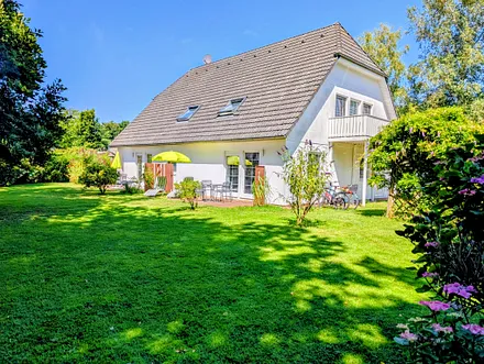 Blick vom Garten auf die Terrasse
