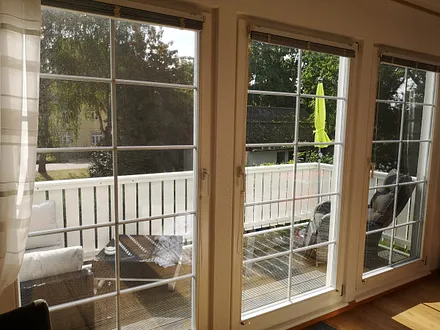 Blick vom Wohzimmer/offene Küche auf Balkon