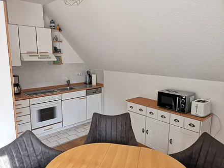 Küchenzeile mit Esstisch