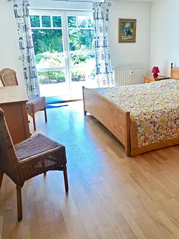 Schlafzimmer mit Doppelbett