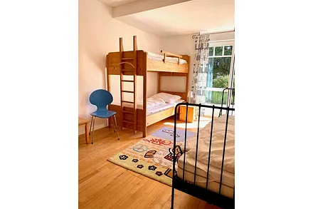 Zweites Schlafzimmer mit Etagenbetten und 1 Einzelbett