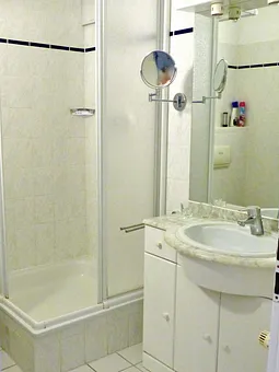 Badezimmer mit Dusche