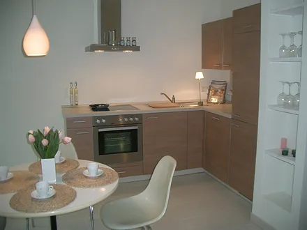 Komplett ausgestattete Küche mit Geschirrspüler, Kaffeemaschine, Wasserkocher, Toaster, Microwelle, Kühlschrank mit Gefrierfach