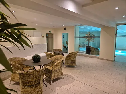 Wellnessbereich mit Pool, Ruheraum, Sauna und Dampfbad (Untergeschoss)