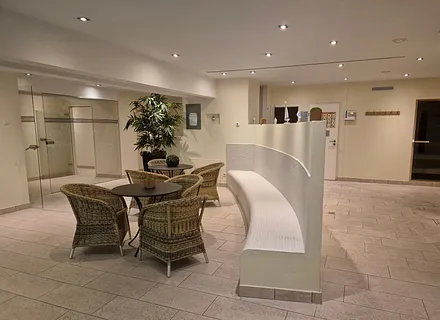 Wellnessbereich mit Pool, Ruheraum, Sauna und Dampfbad (Untergeschoss)