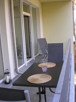 große Terrasse mit Waldblick