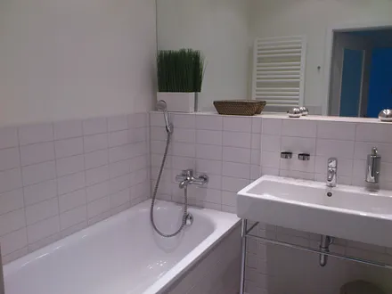 Badezimmer mit Badewanne und Dusche