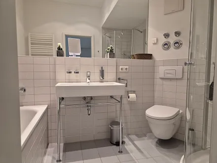 Badezimmer mit Badewanne und Dusche