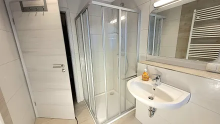 ...ebenerdige Dusche...