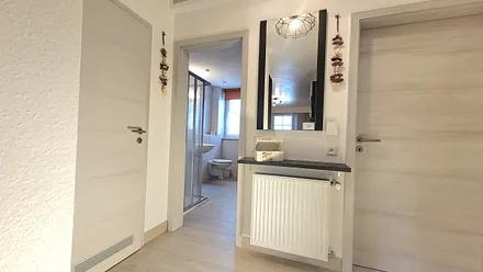 ...Flur mit Ablage und Spiegel...