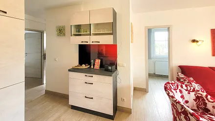 ...Teil der Küche mit Eingang ins Kinderzimmer...