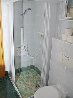 große Duschkabine, fast ebenerdig