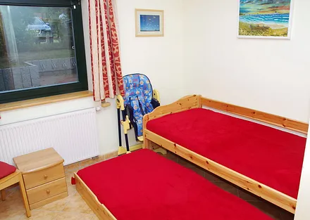 Kinderzimmer mit Tandembett (Lattenrost und Matratze)