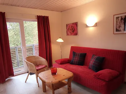 Wohnzimmer mit Blick auf Balkon