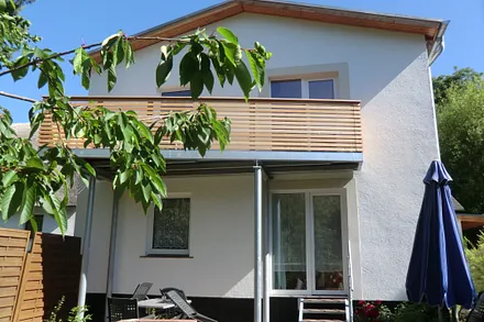 Ansicht Balkon vom Garten