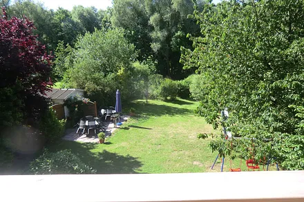 Blick vom Balkon auf Teil des Gästegartens
