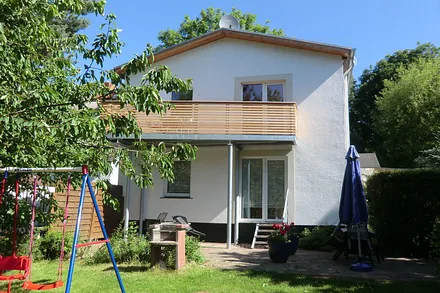 Blick vom Garten auf den Balkon