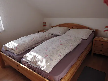 Schlafraum mit Doppelbett und Kleiderschrank