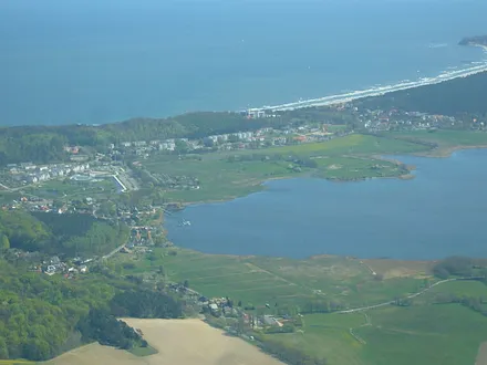 Sellin von oben - eingebettet vom Wasser der Ostsee und des Selliner See`s
