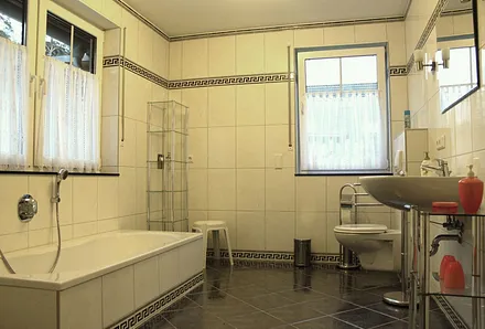 Das komfortable Bad mit Dusche, Badewanne, WC und Waschbecken