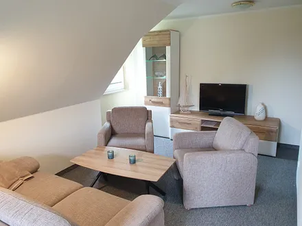 Der Kochbereich mit entsprechender Sitzgelegenheit und nahe zum Balkon