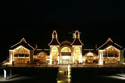 Das Wahrzeichen von Sellin bei Nacht - Die Seebrücke