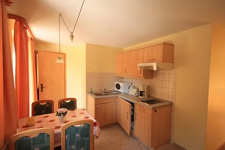 Der Essbereich mit Kochzeile