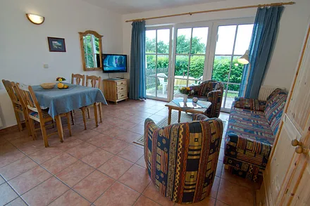 Wohnzimmer mit Blick auf Terrasse