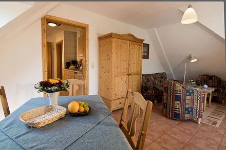 Wohnzimmer mit Blick auf die Küchenzeile