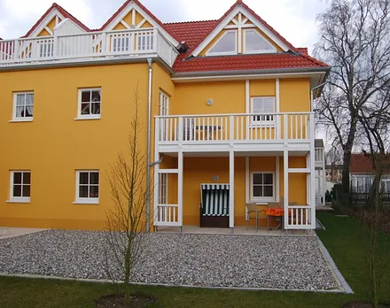 Villa Felice: Terrasse  mit Strandkorb und Sonne am Nachmittag
