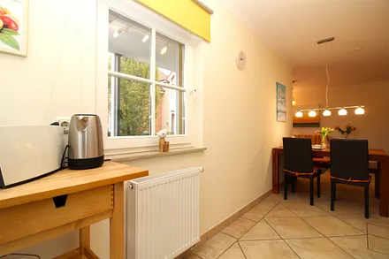 Platz für Obst und Wein in der Villa Felice, Blick in die Küche (rechts)