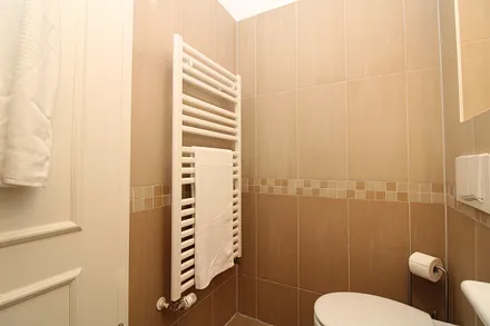 Badezimmer und Handtuchhalter